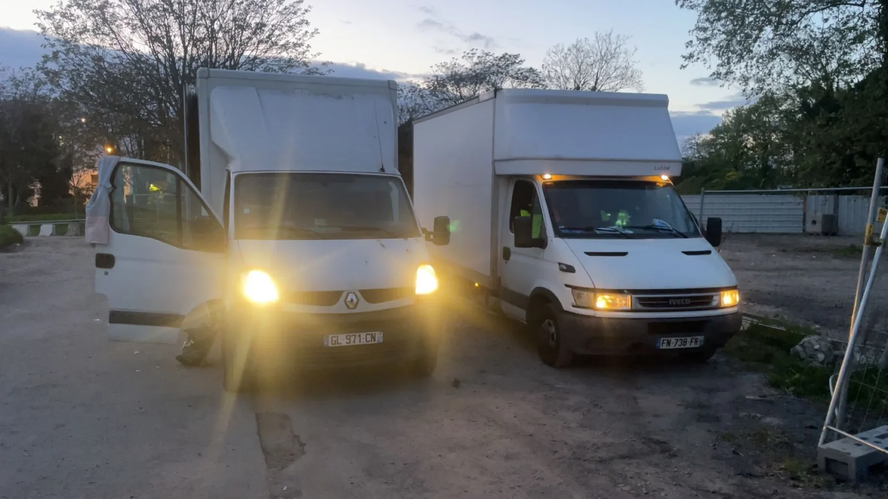 Deux véhicules en déplacement pour une intervention AS Transports
