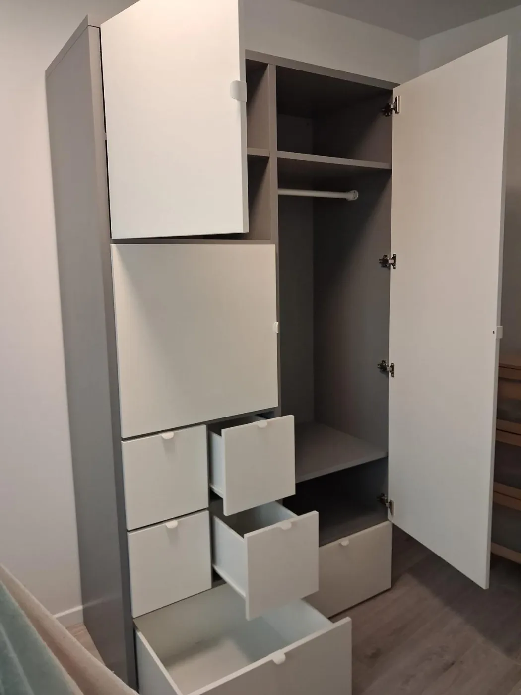 Armoire avec penderie montée par AS Transports
