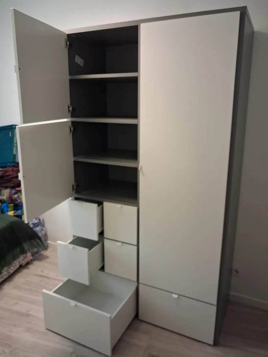 Armoire avec étagères et tiroirs montée par AS Transports